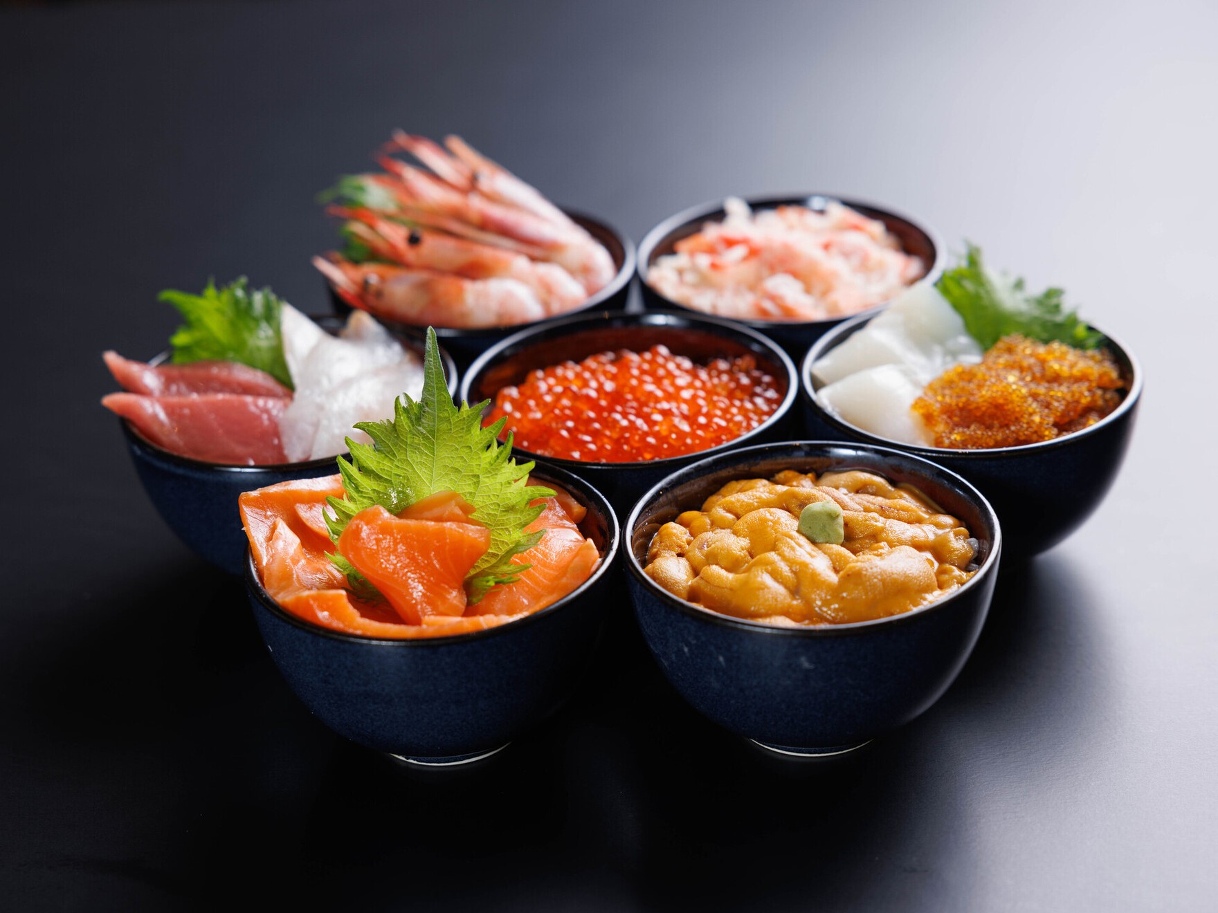7種類のミニ海鮮丼が楽しめる！
【北海道丼御膳】